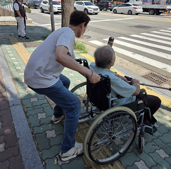 폭염 속 노인 구조 ··· 작은 선행...