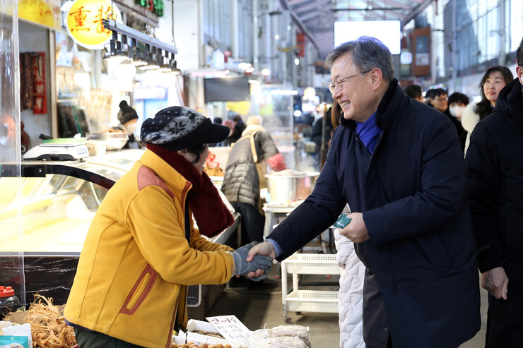 장인홍 구로구청장, 전통시장 찾아 상인과 인사